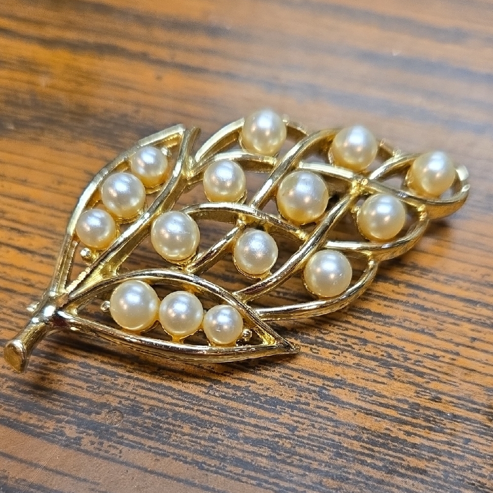 Elegant Gold Leaf Brooch with Pearls